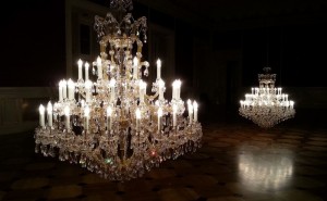 Crystal chandeliers: From a candle to a LED bulb