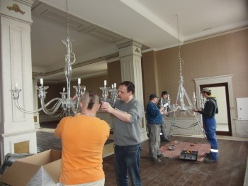 Installation of modern glass chandeliers - Artcrystal.cz