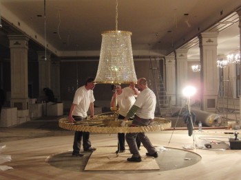 Installation of a large ceiling lamp - Artcrystal.cz