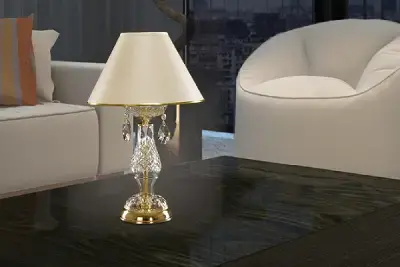 skleněná křišťálová stolní lampa na nočním stolku