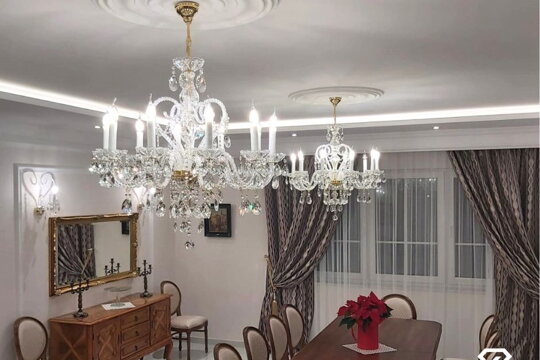 El encanto del cristal en un interior clásico: casa familiar en Varsovia (PL)