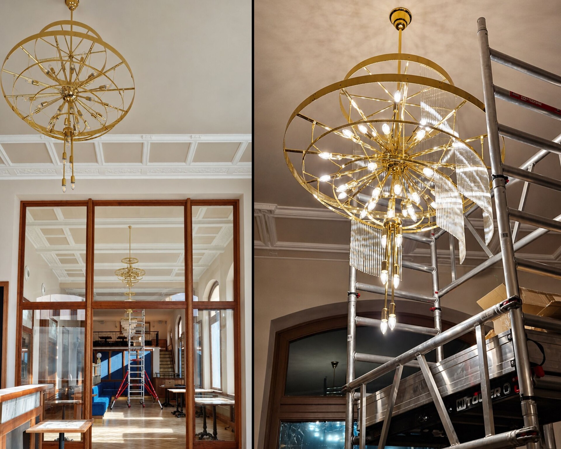 Montáž lustru v Café Otava — mosazná konstrukce zavěšená u kazetového stropu, částečně osazená skleněnými trubičkami, vedle lešení