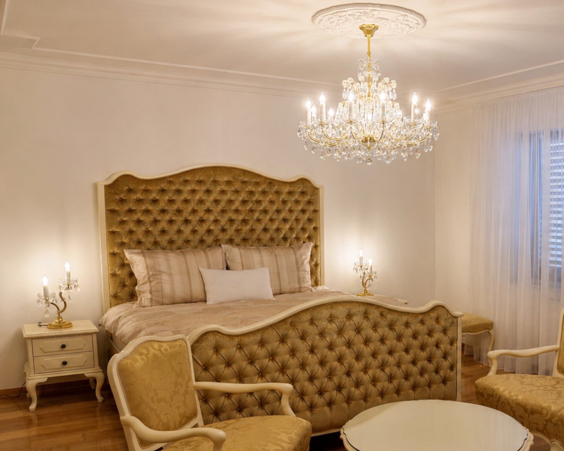 Hlavní ložnice v novobarokním stylu s velkým křišťálovým lustrem Marie Terezie nad postelí