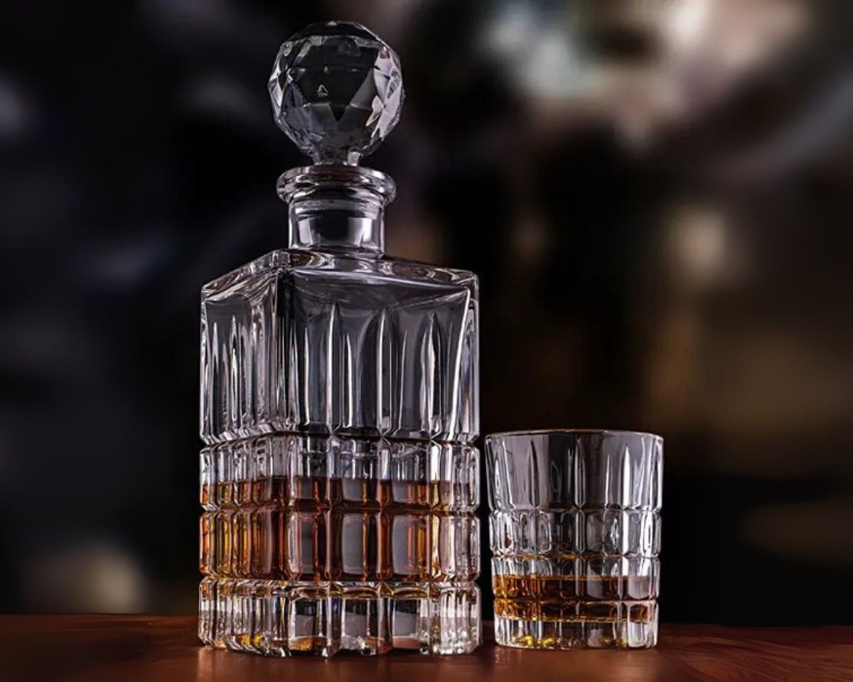 karafa a sklenice na rum, whisky