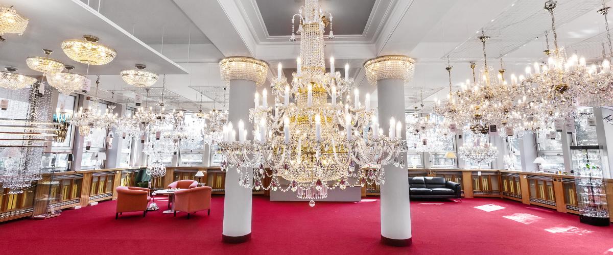 showroom křištálových svítidel