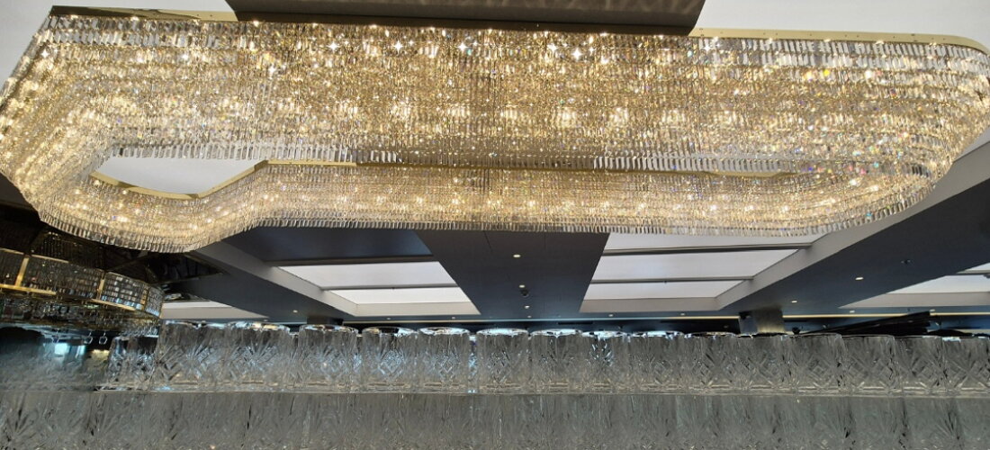 Křišťálový lustr nad barem – restaurace Fly Vista Praha