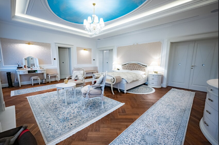 Křišťálový lustr se stínidly v ložnici luxusní vily v Praze