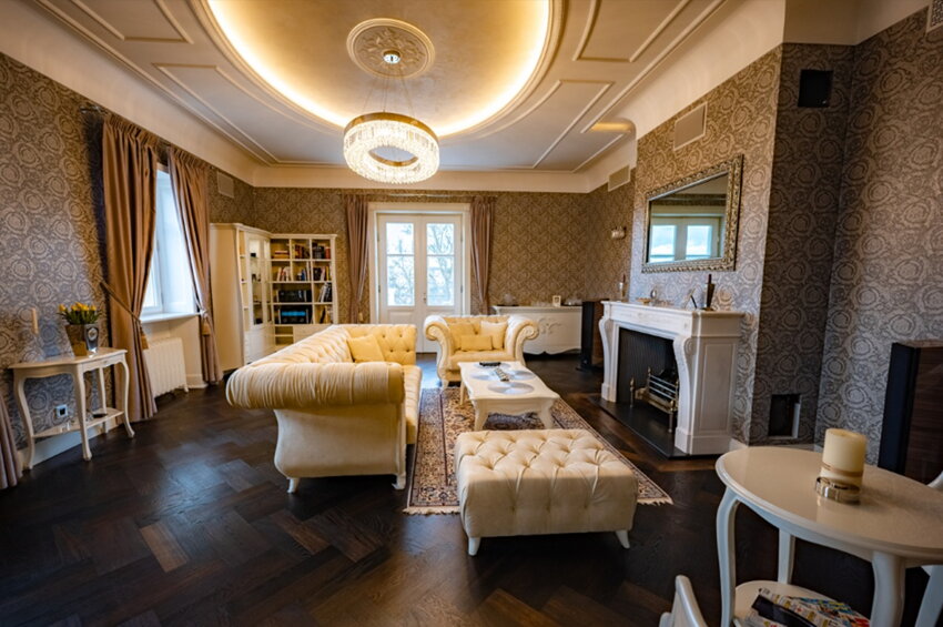 Designové stropní svítidlo na míru v obývacím pokoji luxusní vily v Praze