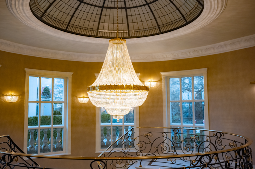 Amueblamiento de lámparas de araña para el interior de una villa de lujo