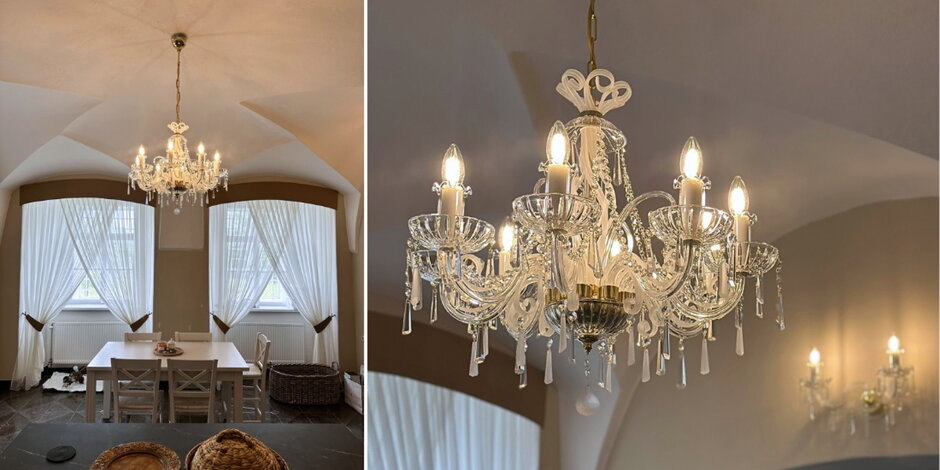 Kuchyně na zámku s designovým křišťálovým lustrem a nástěnným svítidlem