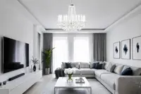 Křišťálový lustr stříbrný v moderním obývacím pokoji