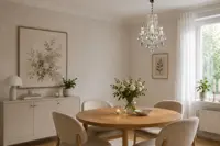 Křišťálový lustr nad kulatým jídelním stolem