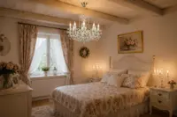 Křišťálový lustr v romantické světlé ložnici