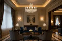 Křišťálový lustr v elegantním salonu s tmavým nábytkem