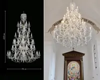 Monumentální třípodlažní křišťálový lustr s rozměry 230×152 cm a jeho instalace v kostele nad oltářem s freskou