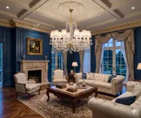 Křišťálový lustr v luxusním salonu s krbem