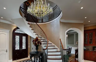 Velký skleněný lustr nad schodiště 