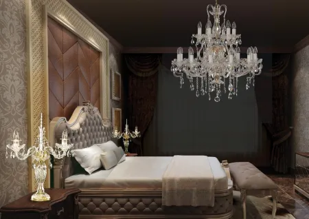 Křišťálový lustr a lampy do stylové ložnice
