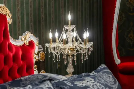 Interiér v zámeckém stylu s křišťálovými lustry ArtCrystal Tomeš (video)