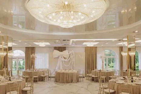 Křišťálové lustry pro svatební sály