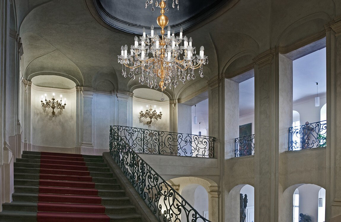 Großer Messingkronleuchter über der Treppe im Schlossstil EL9003004PT