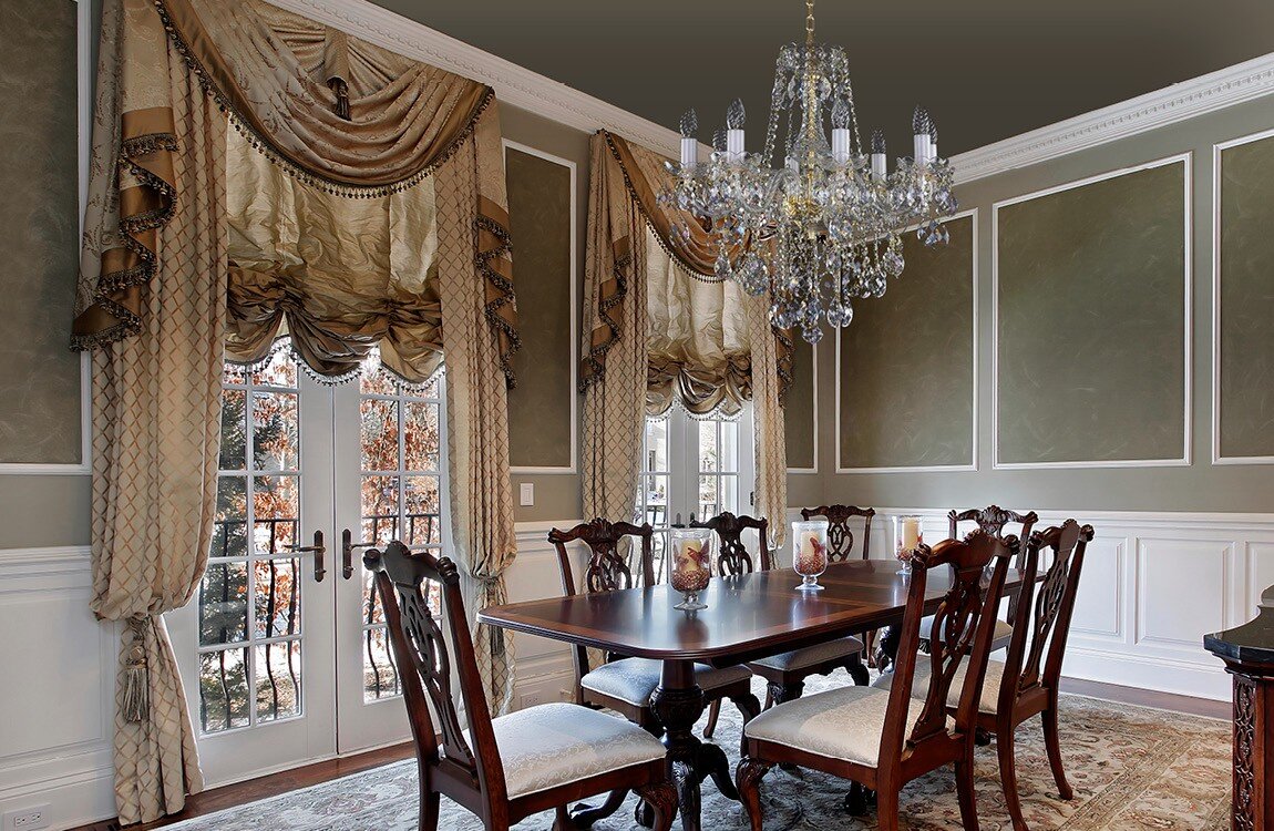 Crystal chandelier above the dining table L096CE