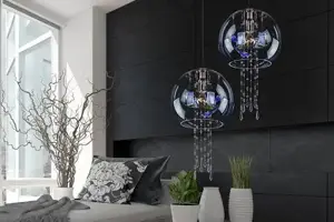 Moderný sklenený luster v modernom interiéry