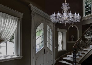 křištálový broušený lustr v hale domu