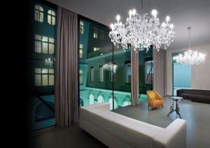Křišťálový lustr do moderního obývacího pokoje 