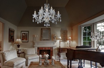 Krištáľový luster do obývačky - rustikálny interiér