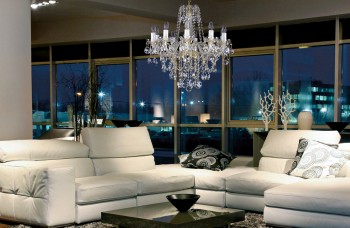 Křišťálový lustr v moderní obývacím pokoji
