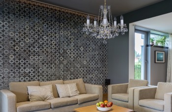 Křišťálový lustr do moderního obývacího pokoje