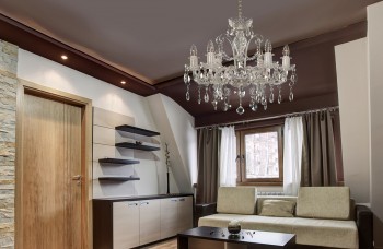Strieborný krištáľový luster v modernej obývacej izbe