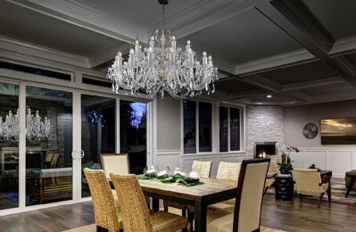 Crystal chandelier above the dining table EL1022402PB